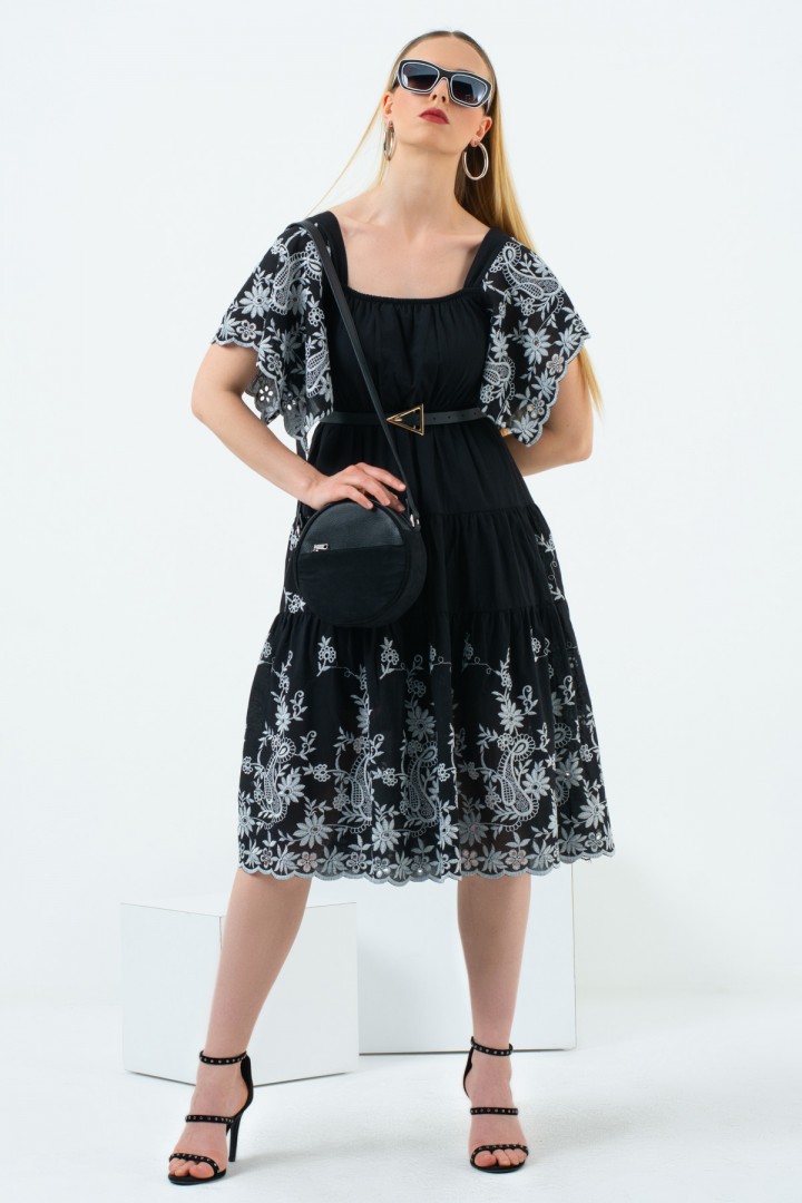 Siyah Kare Yaka Nakış İşlemeli Yarasa Kesim Midi Elbise